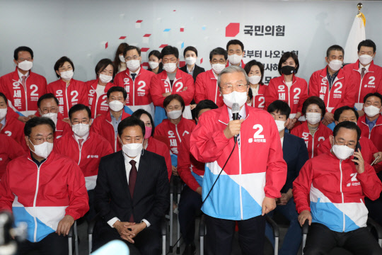 김종인 국민의힘 비상대책위원장이 7일 서울 여의도 국민의힘 중앙당사 개표상황실에서 방송3사(KBS,MBC,SBS) 공동 출구 조사 결과발표를 지켜본 뒤 소감을 밝히고 있다.[사진=연합뉴스]